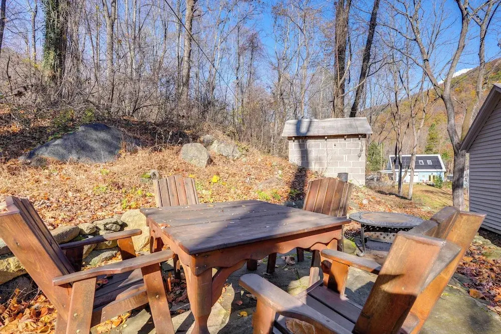 Stoney Creek Cottage: Waterfront Hot Tub, Fire Pit