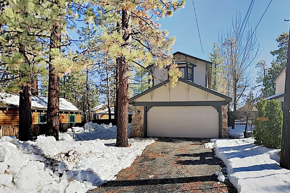 New Listing! Lake Getaway W/ Private Hot Tub 5 Bedroom Home