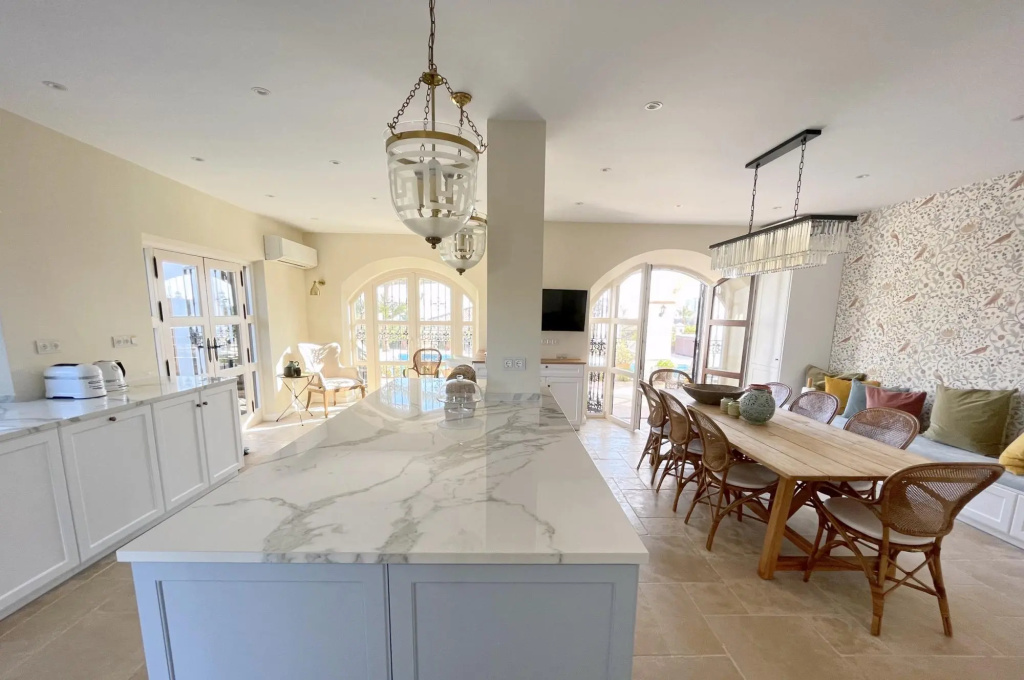 18024 - Superb Villa Near Beach With Heated Pool
