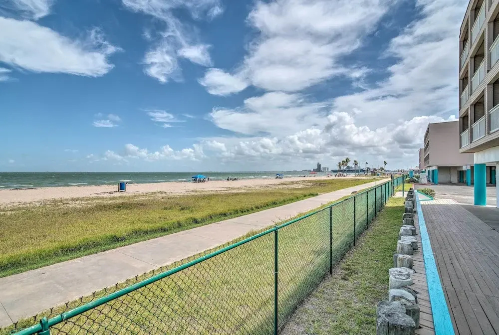 Poolside Fun, Ocean Strolls! Corpus Christi Escape
