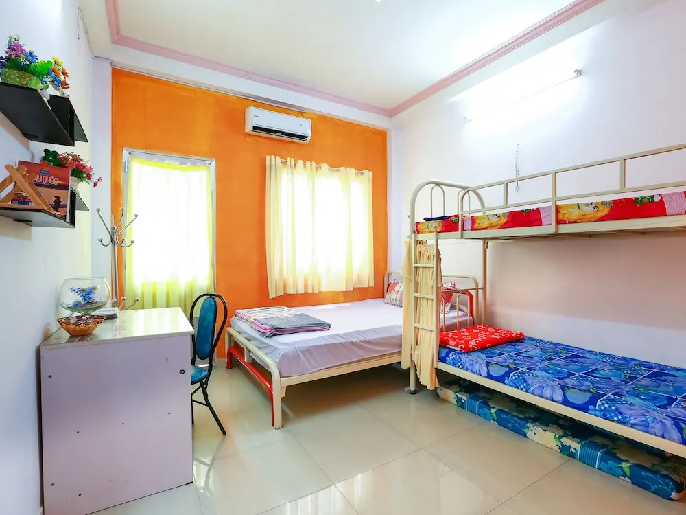 Color Hostel