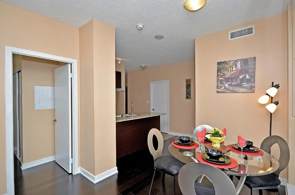 Royal Stays Furnished Apartments - Missisauga City Centre