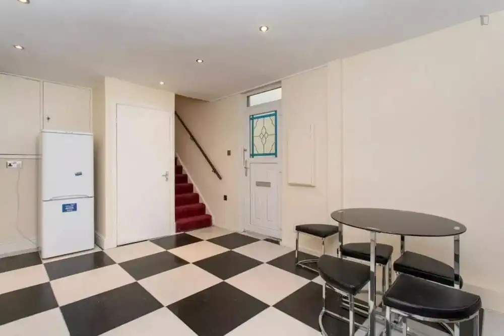 2Bed in Fantastic Location 2 mins Walk From Tube