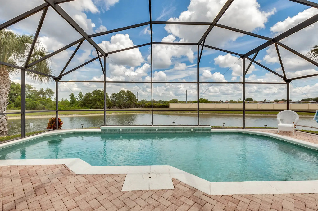 IC2539OL - 4 beds pool home - Water view