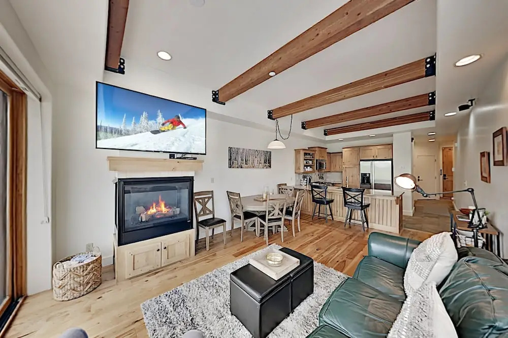 Private Hot Tub & Stunning Views, High Walkability 2 Bedroom Condo
