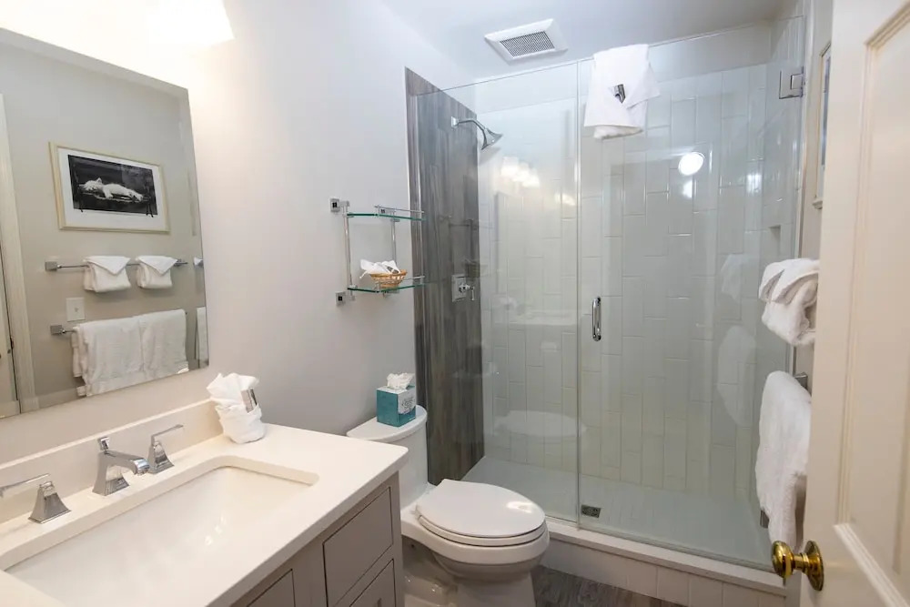 Modern & Updated Winterplace 3br- Sleeps 12 3 Bedroom Condo by RedAwning