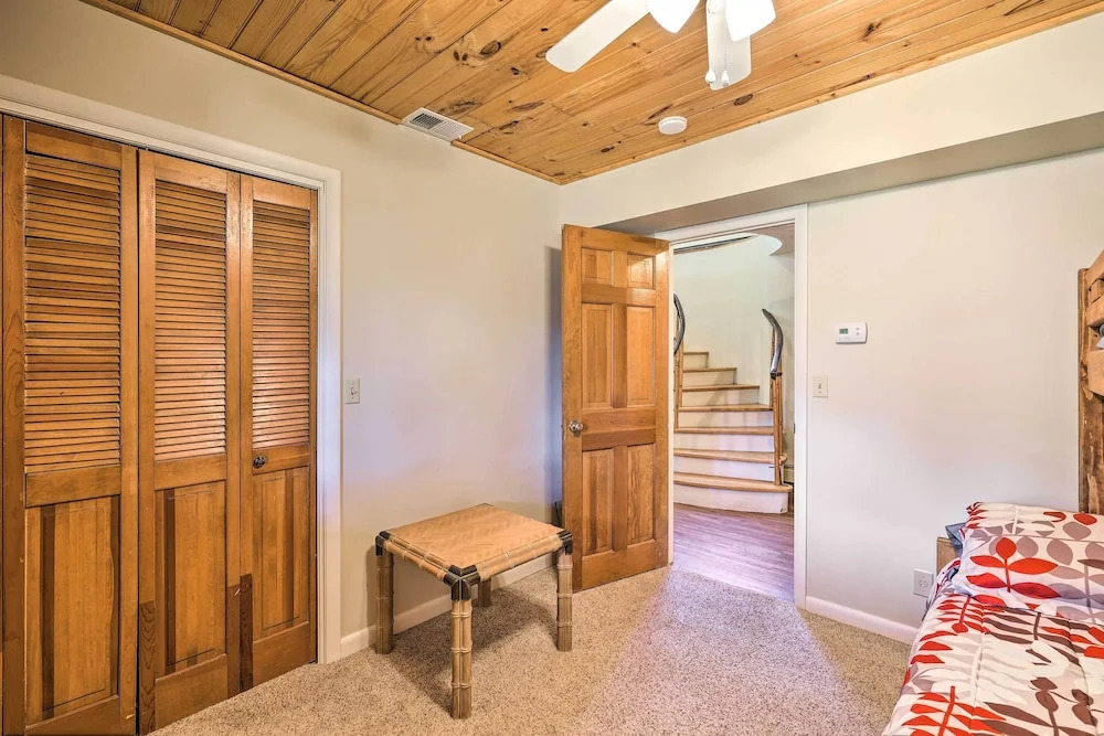 40-acre Mtn-view Retreat w/ Hot Tub in Banner Elk!