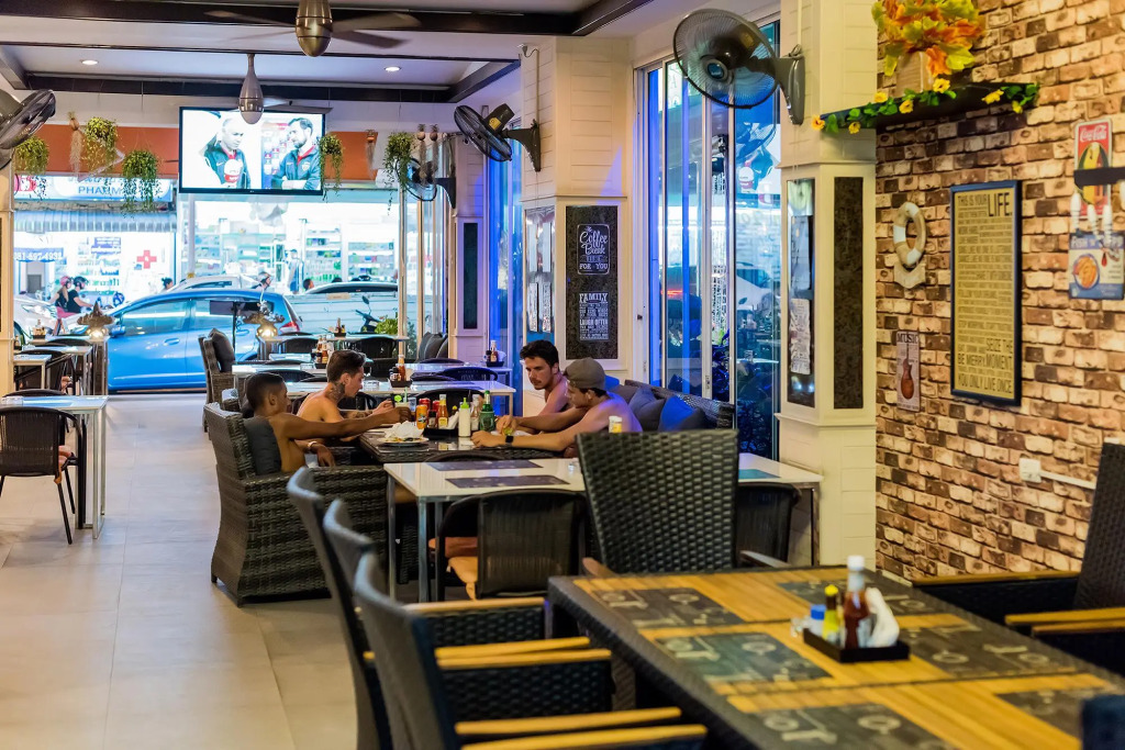 Hallo Patong Hotel - Rooftop Pool - Stunning Mountain Views & OTOP Market