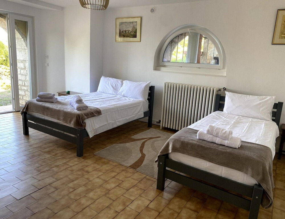 Magnificent Family Villa Near the Ceze River