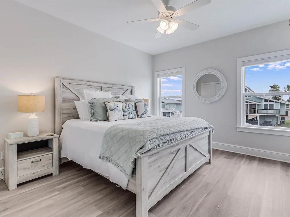 Flamingo House 4 Bedroom Home by RedAwning