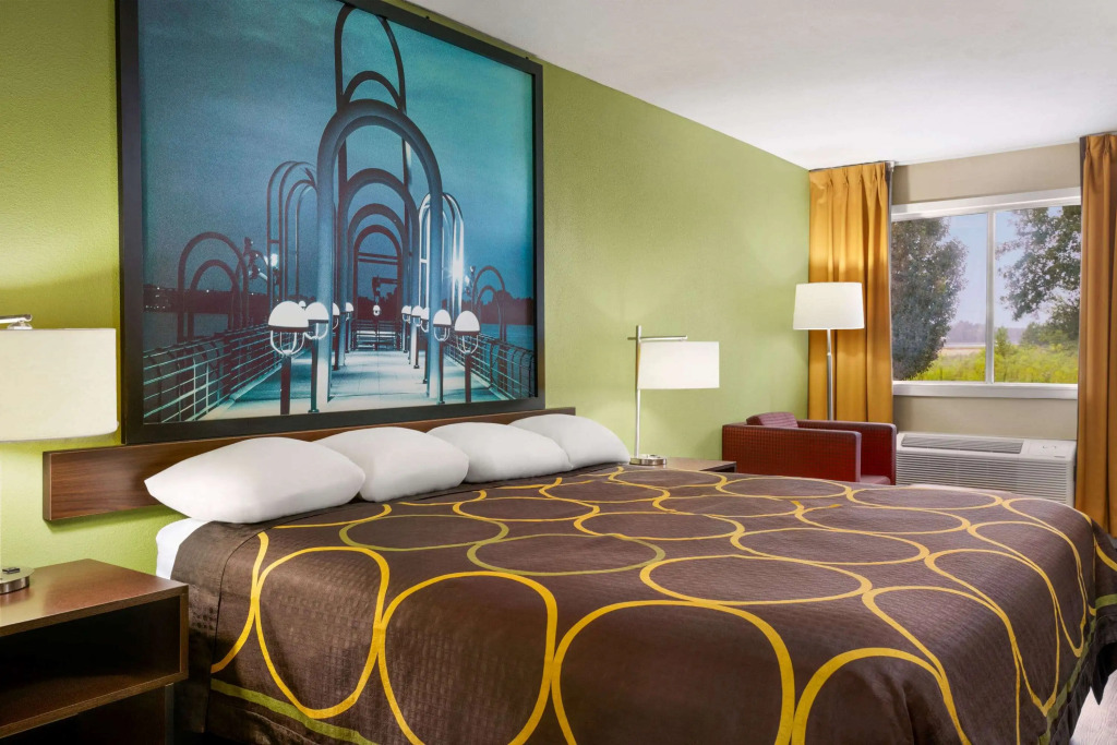 Super 8 by Wyndham Brookhaven