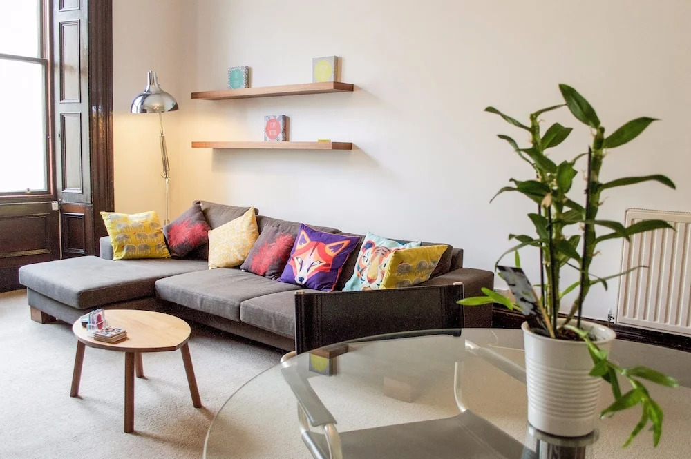 Spacious 2 Bedroom Apartment by the Meadows