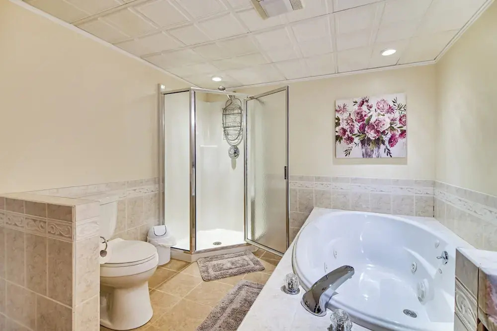 Family Ski Getaway w/ Hot Tub, Near Cranmore!