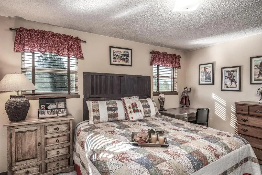 Fox Hollow Condo #08, 2 Bedrooms, Sleeps 6, Wood Stove, Barbecue