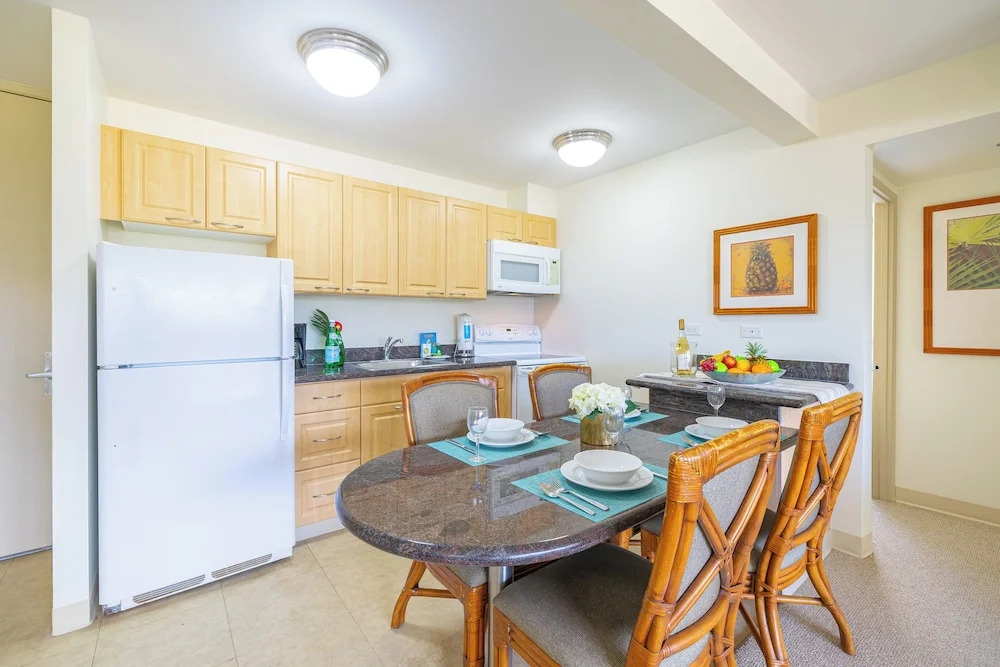 Waikiki Sunset 2 bedroom with Diamond Head View and Parking