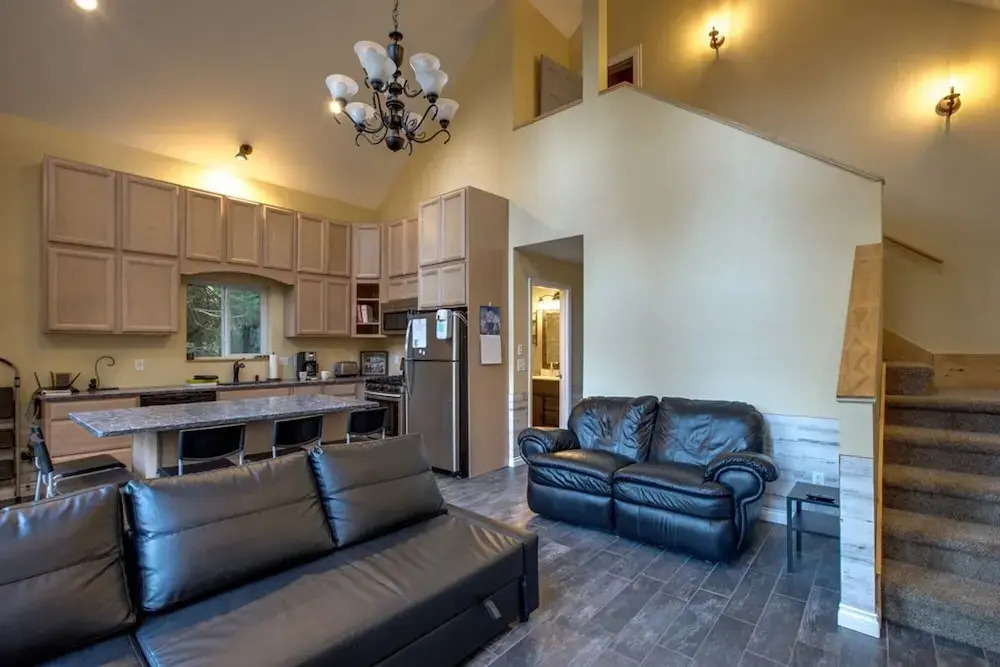 Mt Baker Lodging Cabin 2- Sleeps 8