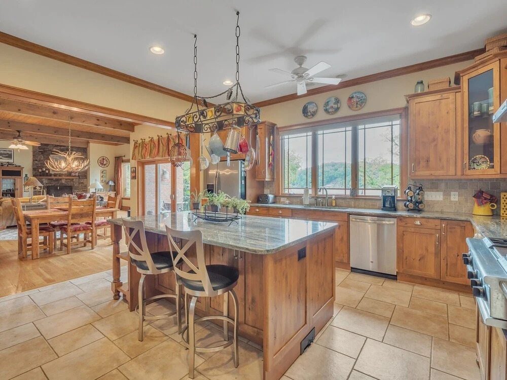 Extraordinary Lake Front Home With Boat Dock , Private Deck And Fire Pit 3 Bedroom Home by Redawning