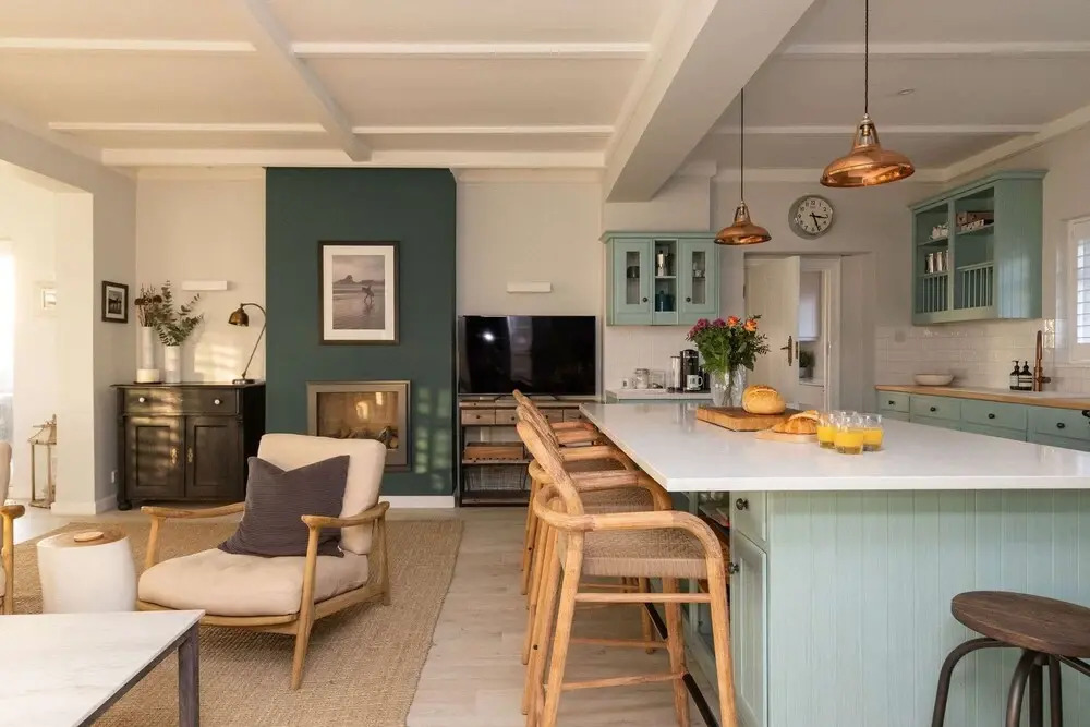 Luxury Beachfront Retreat for 14 With Hot Tub