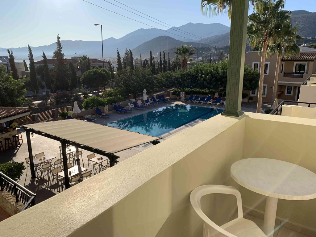 Dionysos Apartments & Studios