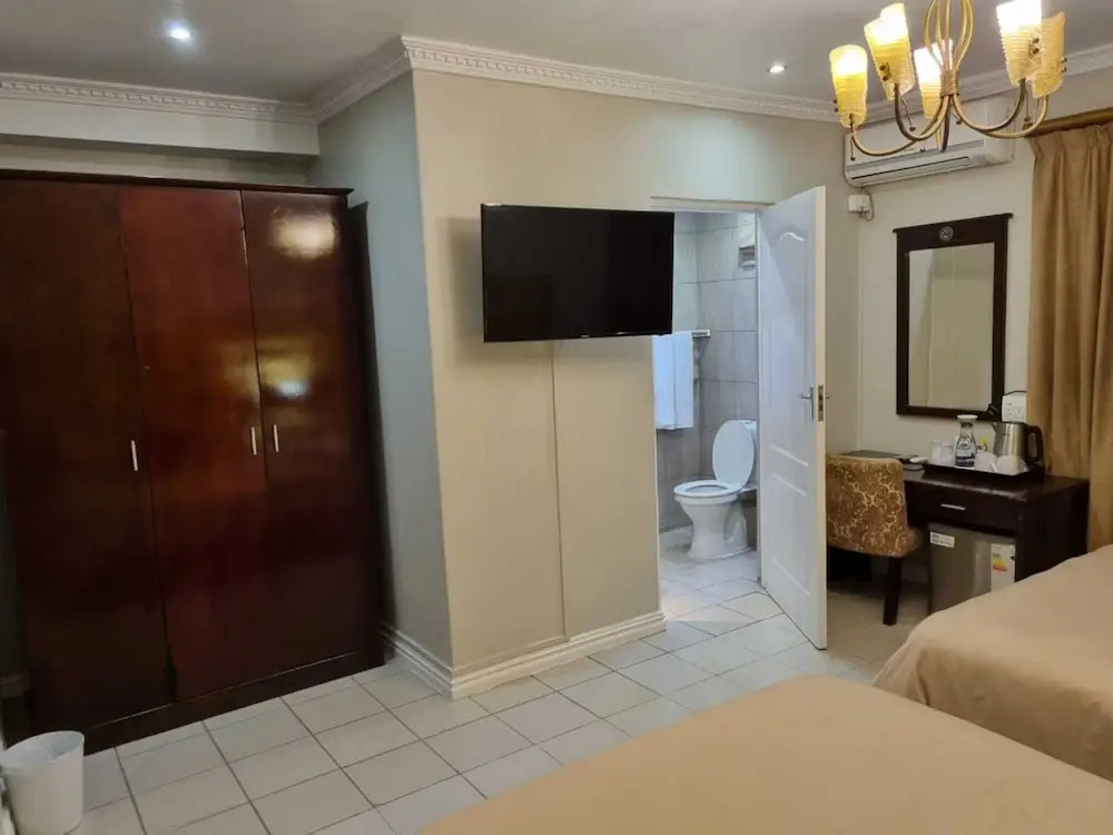 Savoy Lodge - Nice Budget Triple Room 2