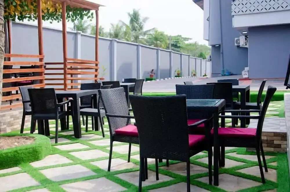 Dee Rocket Hotel & Lounge