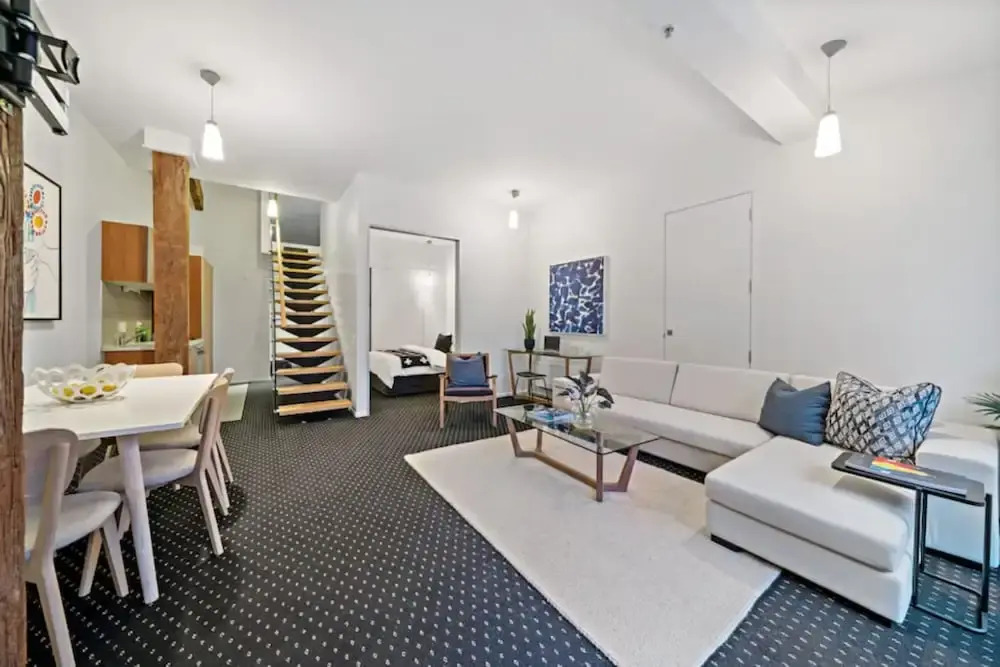Chic & Spacious CBD Loft - 2 Beds & City