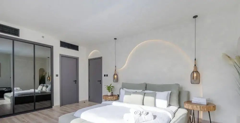 LUX Contemporary Marina View Suite 7