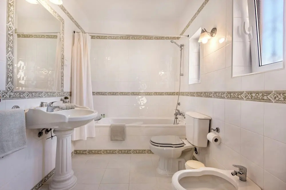 4 Bedrooms Private Pool Close To All Amenities