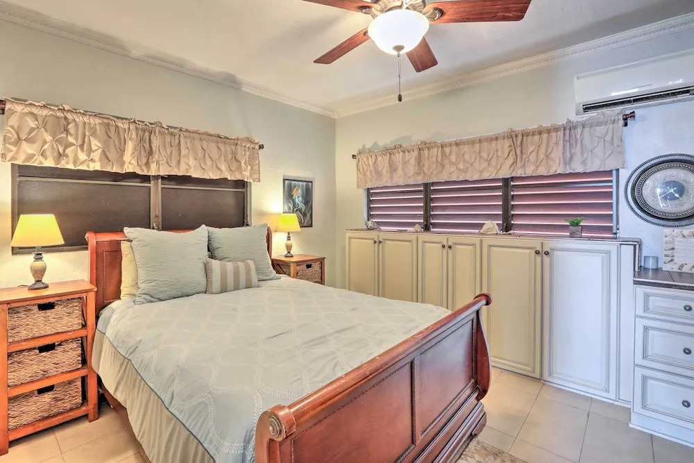 Saint Thomas Condo w/ Ocean Views, Walk to Beach