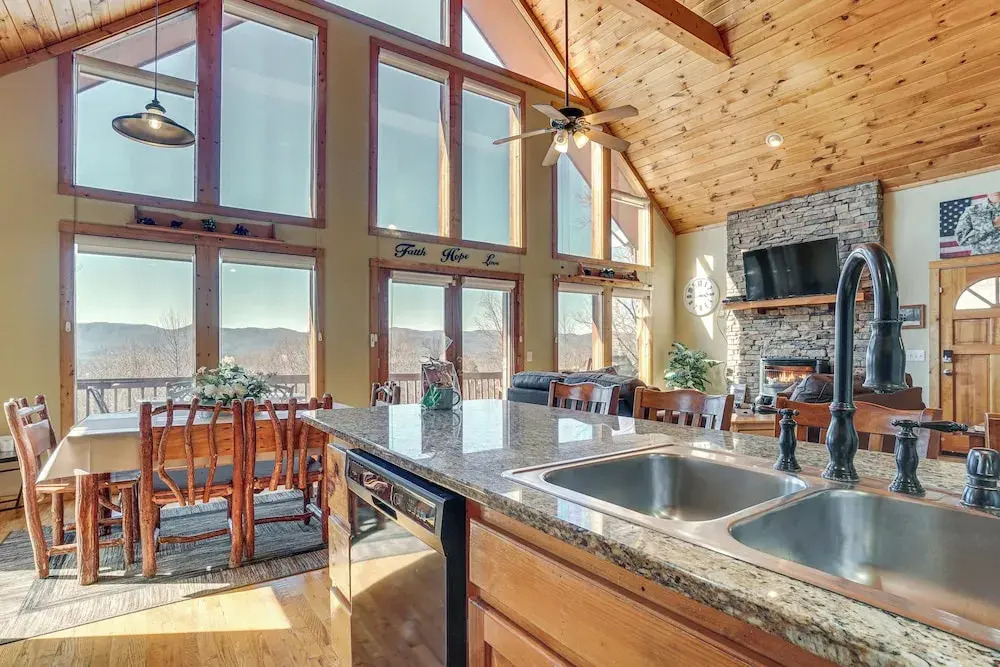 Pool, Hot Tub & Mountain Views: Cleveland Cabin