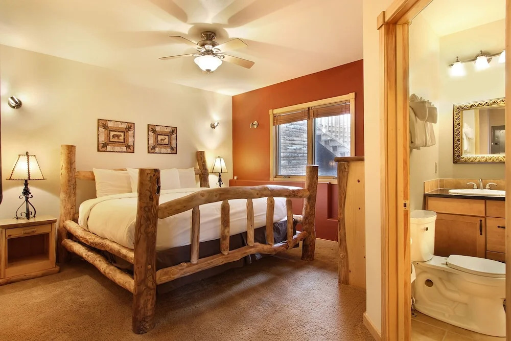Chiefs Head Peak 21b 2 Bedroom Condo by RedAwning