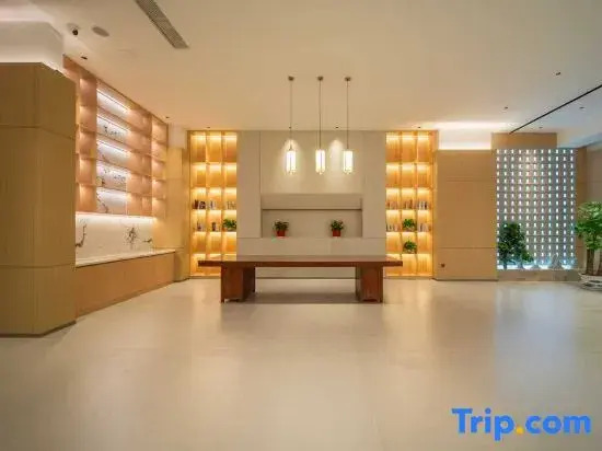 Yinchi Business Hotel (Jinxian County IM Plaza)