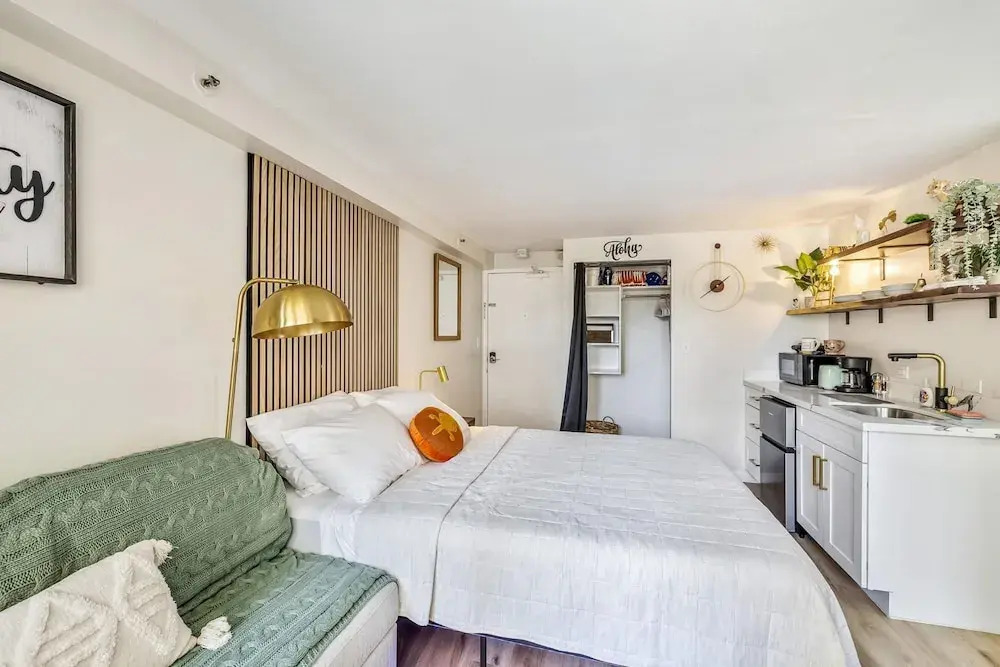 Bright Cozy Condo Unit With Balcony