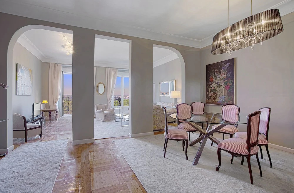 Large 3 Bd Apartm 200 m Square With View to the Royal Palace. Palacio