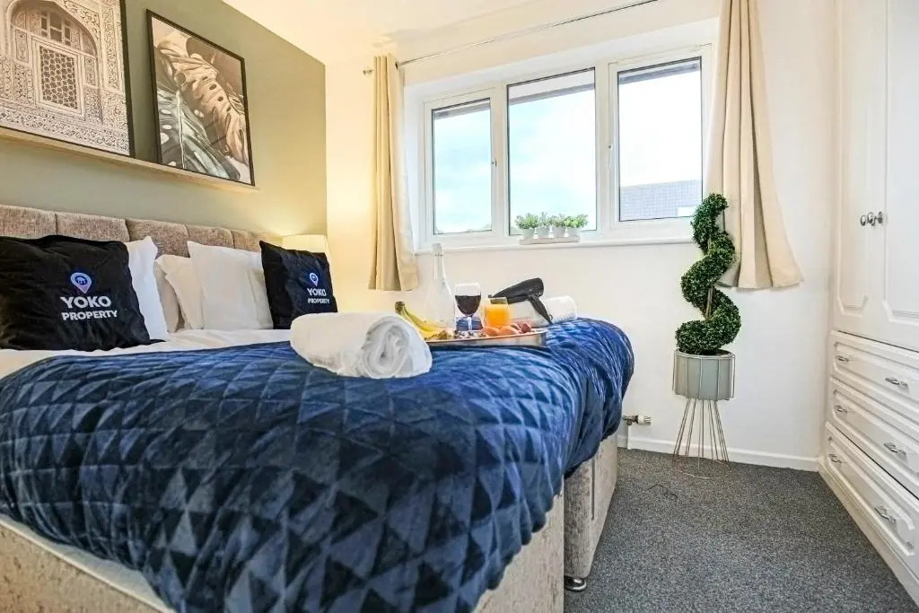 Pannier House - Central MK - Free Parking, Garden, Smart TVs with Netflix by Yoko Property