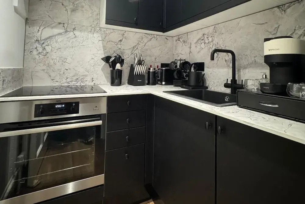 Central Apartment - Sleeps 2 & Private Patio