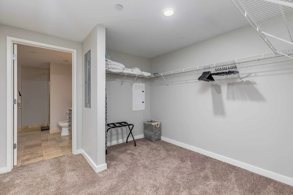 Spacious DT 2BR With Free Parking by Zencity