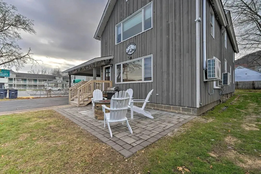 Family-friendly Retreat: Walk to Lake George!