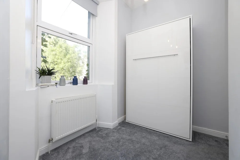 JOIVY Stunning Ground-floor 2bedrm New Town Apt