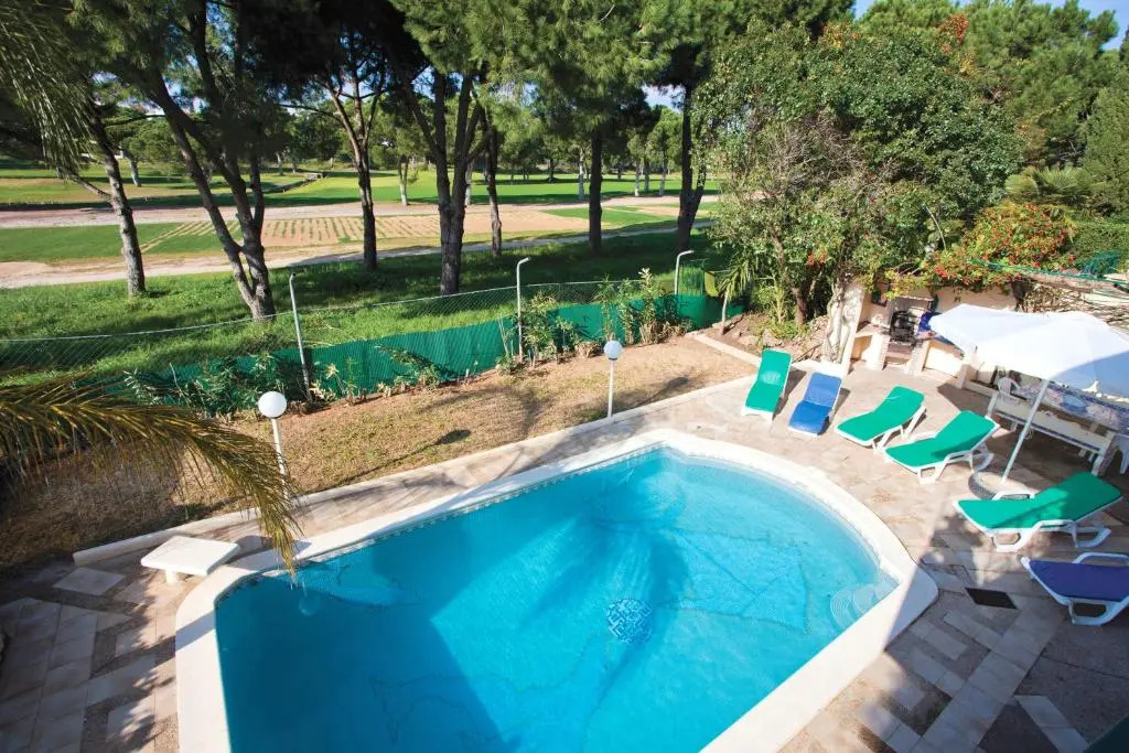 Spacious Retreat with Prime Location, Private pool, snooker, free AC Wifi
