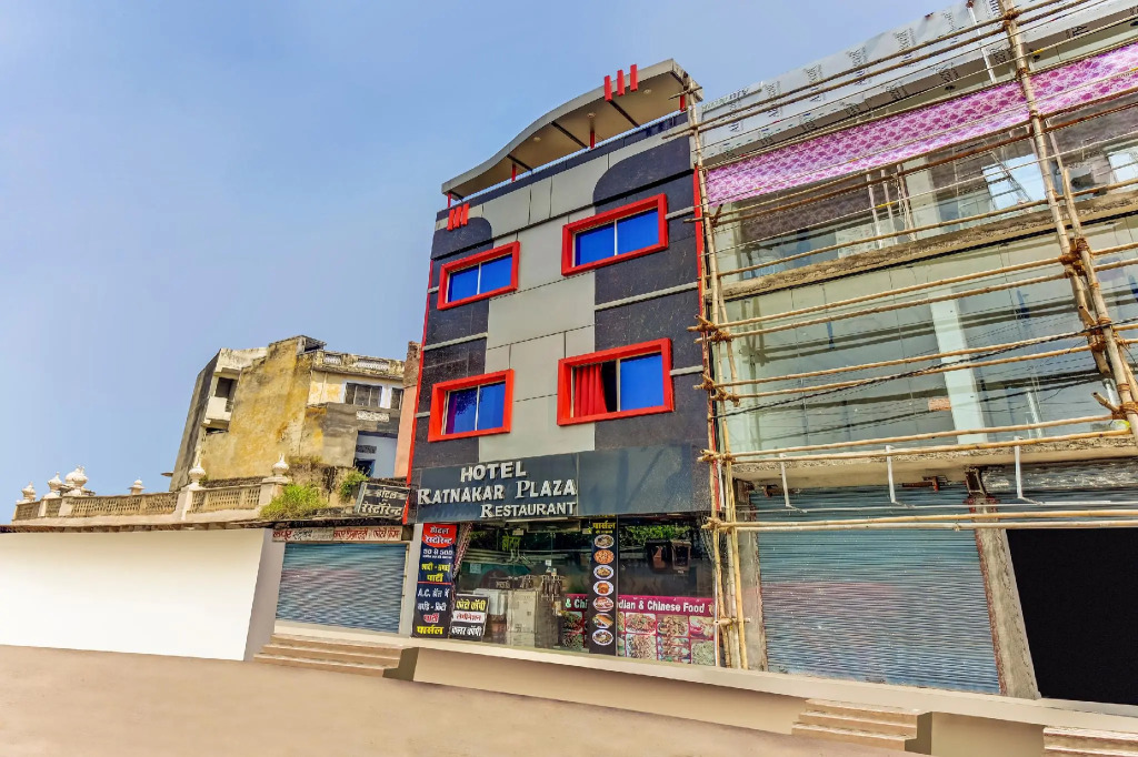 SPOT ON 62077 Hotel Ratnakar Plaza