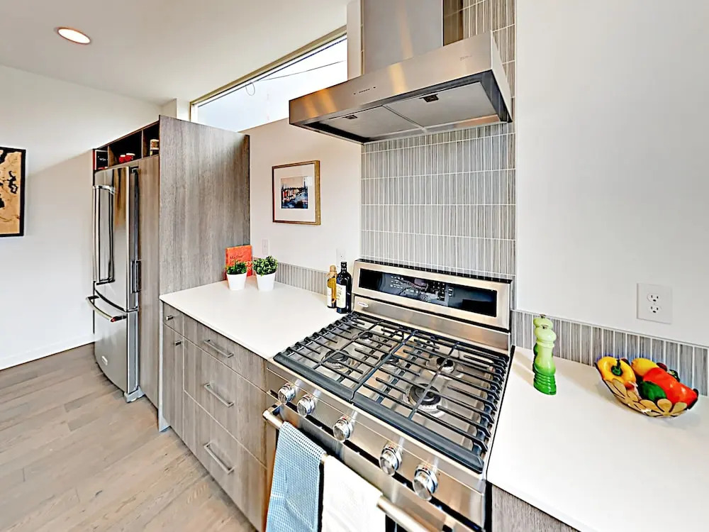 New ! Private Rooftop Deck W/ City Views 3 Bedroom Townhouse