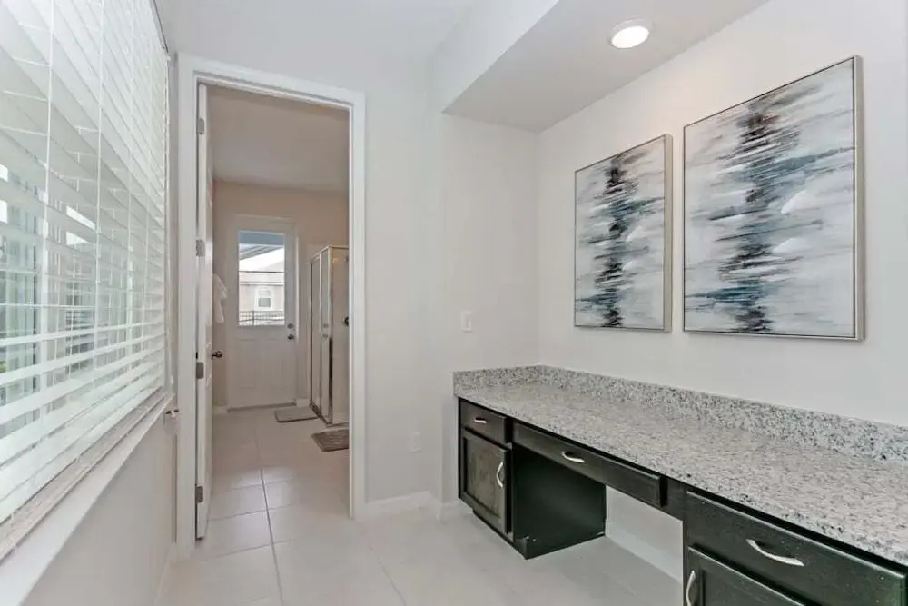 Luxury High Ceilings Pool, Spa Beautiful Home! 6 Bedroom Villa