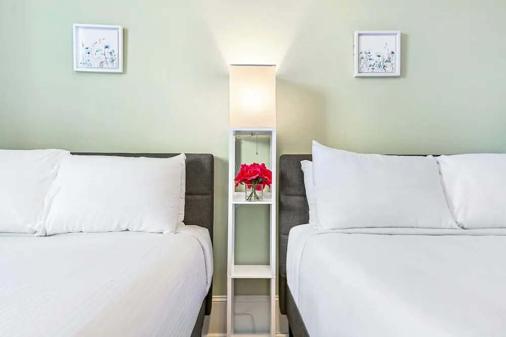 Stunning Modern and Fully-Upgraded 5 BR with Pool