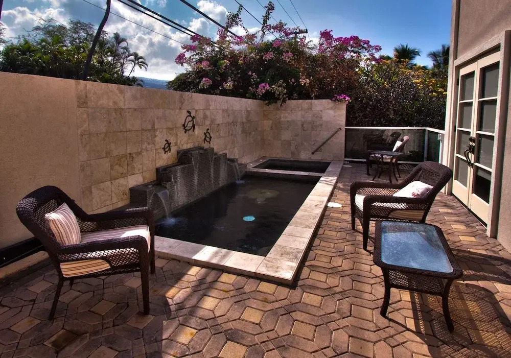 Hale Honu Oceanfront by RedAwning