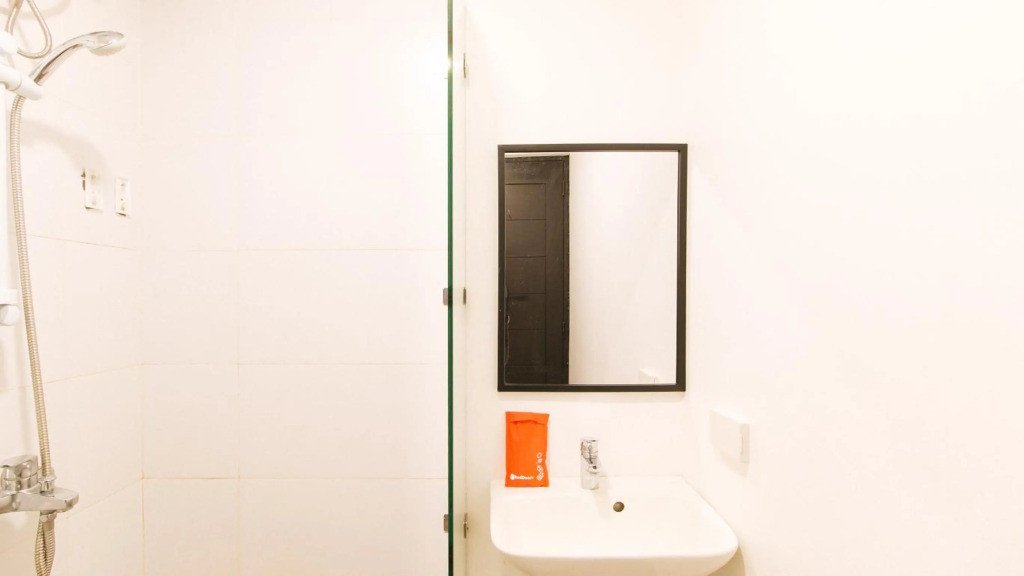 RedDoorz Plus at MM Hotel Las Pinas former RedDoorz Plus Near Bamboo Organ