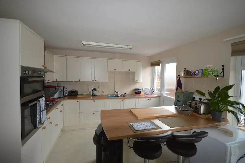 2 Bedroom Charming House With Free Parking