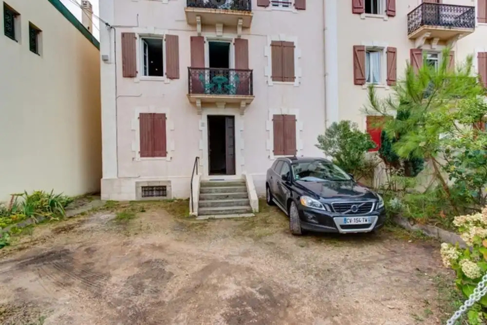 Cozy Apt Near Côte des Basques w/ Parking!