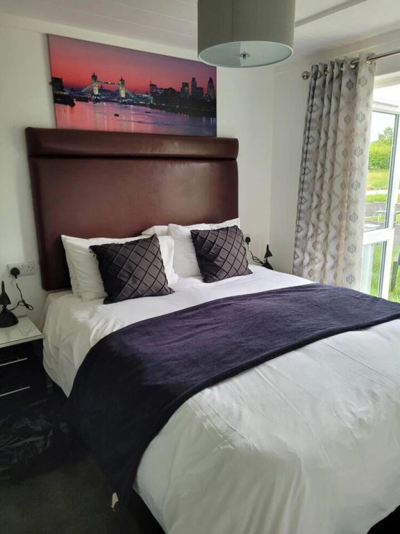 Captivating 2-bed Bungalow in Oulton Broad
