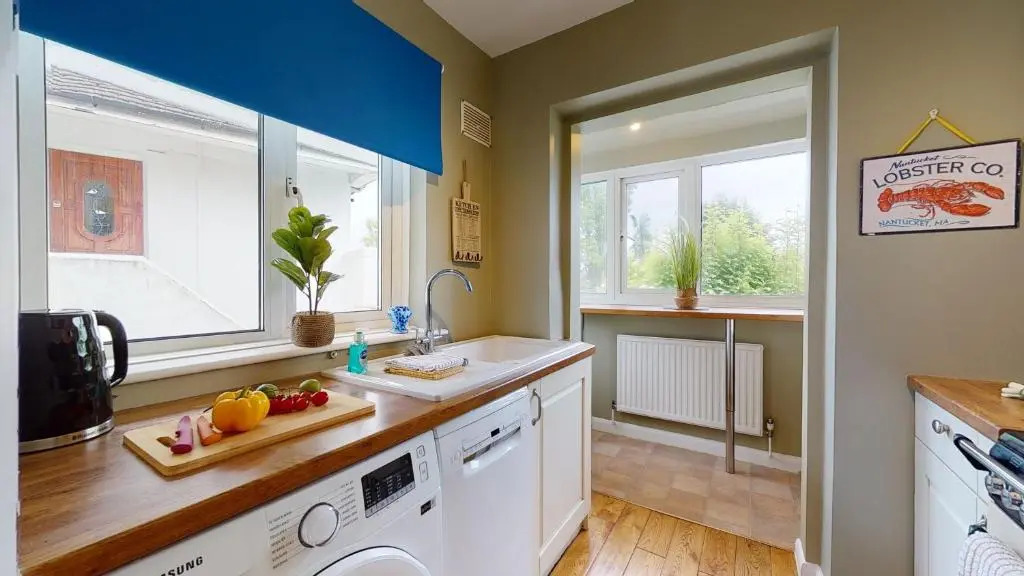 Contemporary 2 Bed Apartment With Private Garden